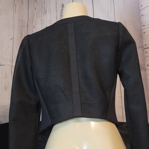 Guess Cropped Zipper Jacket!!! - Picture 10 of 10